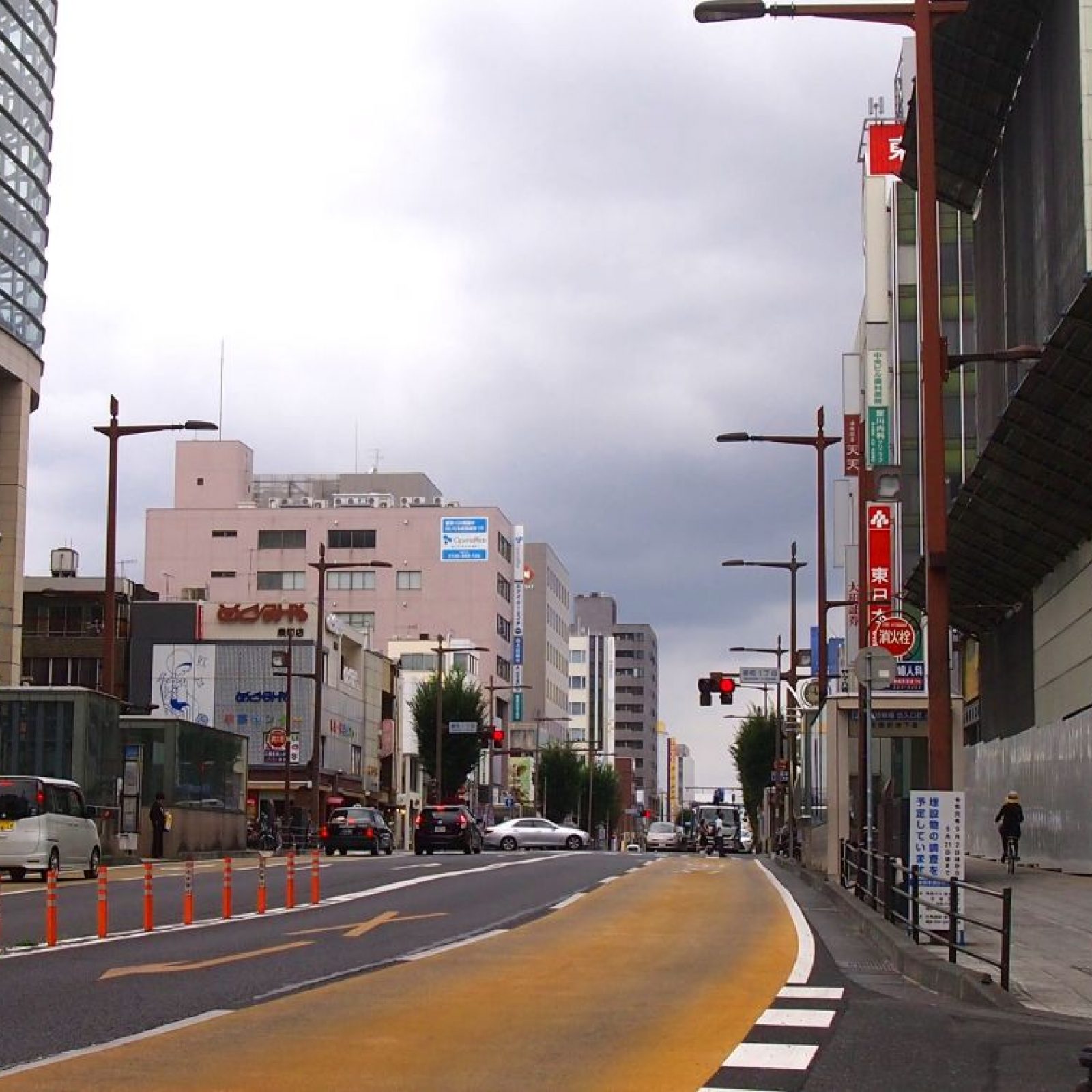 水戸駅北口より車で徒歩5分程走ると 左手に京成百貨店があります。その次の信号を右折します。