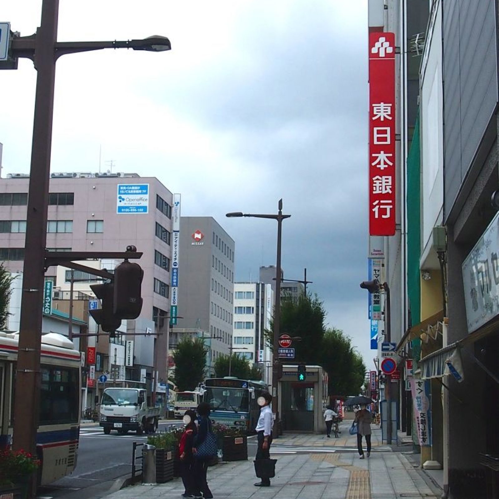 水戸駅北口より真っすぐ徒歩15分程 歩くと東日本銀行の看板が見えます。 この信号を右に曲がります。