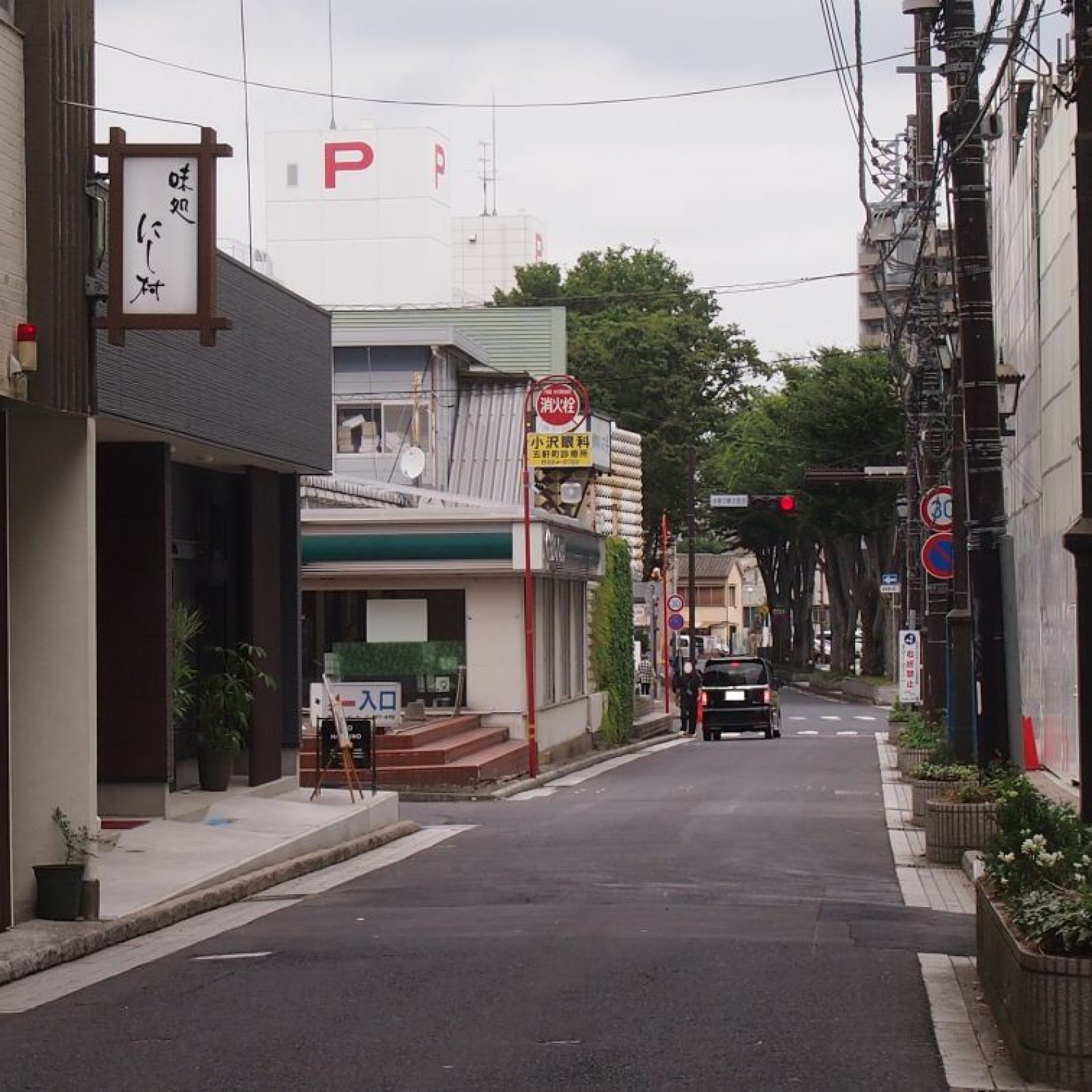 直進した先、味処 にし村様を目印に 信号手前のT字路を左折します。